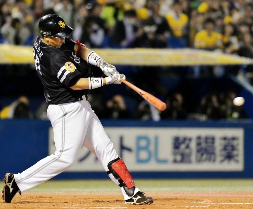 ３回ソフトバンク無死満塁、李が走者一掃の二塁打を放つ＝神宮球場（撮影・堀内翔）