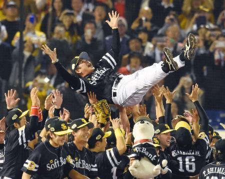 　プロ野球の日本シリーズで２連覇を果たし、胴上げされるソフトバンクの工藤監督＝２９日、神宮球場