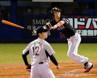 　５回、明石は左前に適時打を放つ（撮影・吉澤敬太）