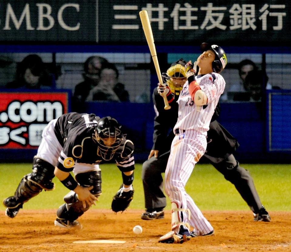 　５回、捕手・細川（左）のはじいたボールが顔に当たりアゴがはずれる山田（撮影・吉澤敬太）