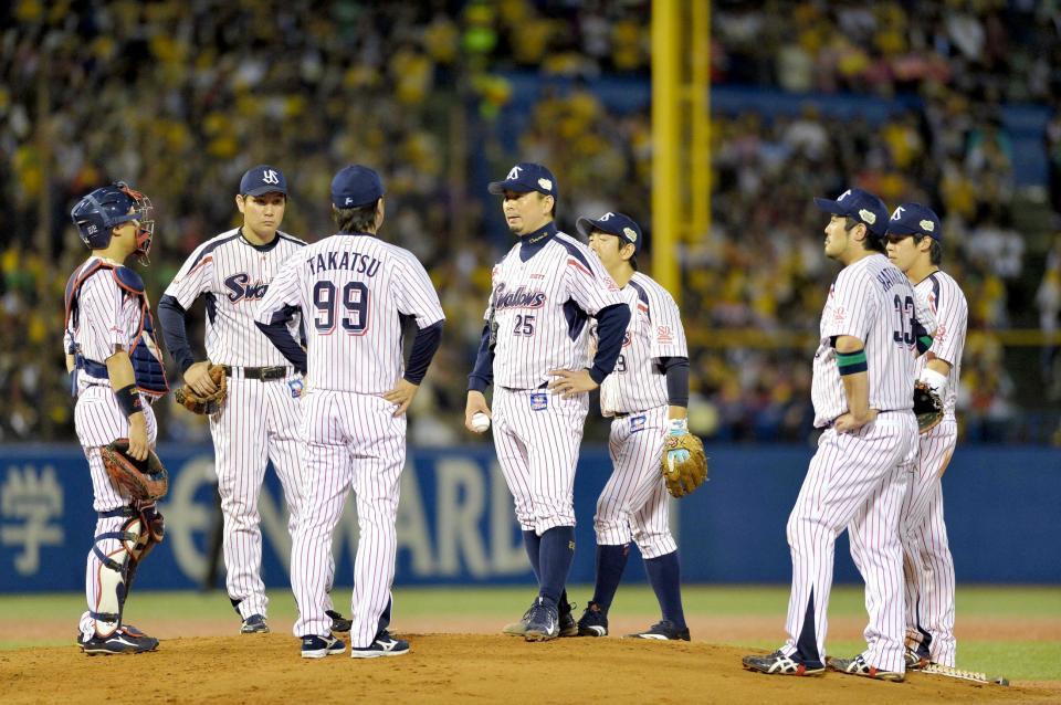 　３回、ピンチを迎えマウンドで厳しい表情の館山（中央）とヤクルトナイン（撮影・堀内翔）