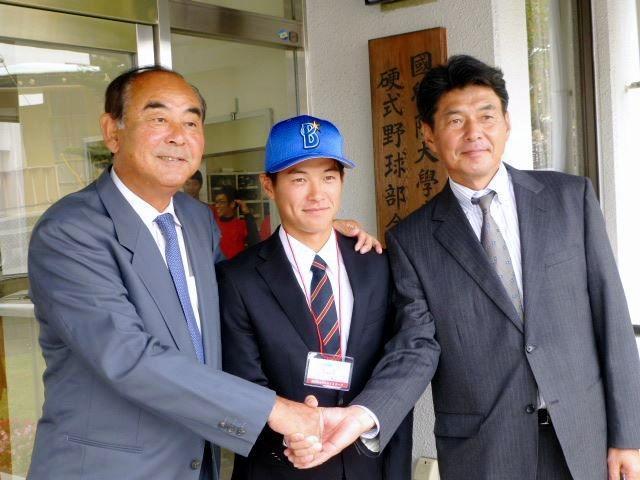 ＤｅＮＡの吉田編成部長（左）、武居スカウト（右）がドラフト３位の柴田に指名あいさつ