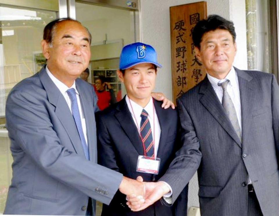 　ＤｅＮＡの吉田編成部長（左）、武居スカウト（右）から指名あいさつを受ける国学院大・柴田
