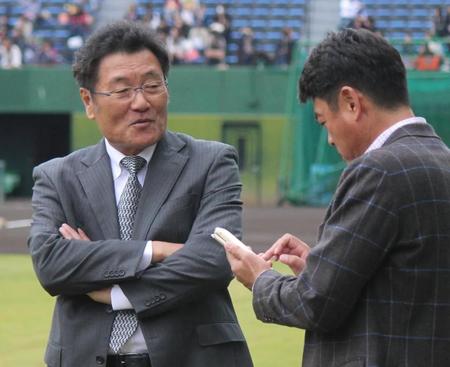 　あいさつのためジャイアンツ球場を訪れた田代ファーム巡回打撃コーチ（左）