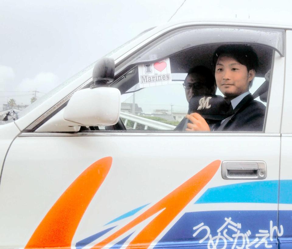 　山森スカウト（奥）を“生徒”に、教習車に乗り込むドラフト６位・信楽