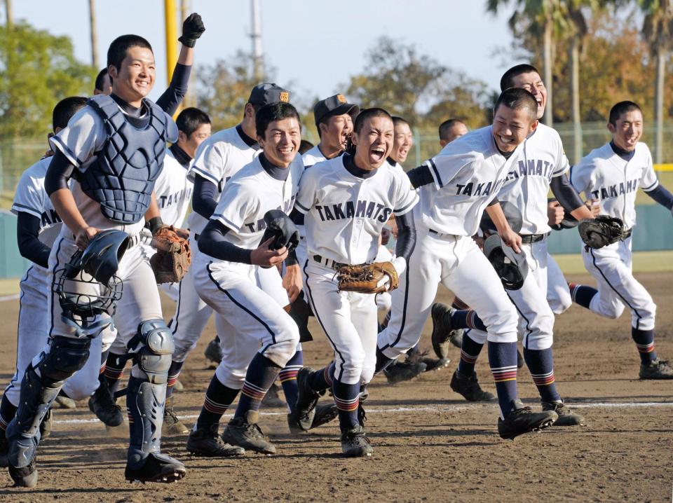 決勝進出を決め、歓喜する高松商ナイン（撮影・佐藤厚）