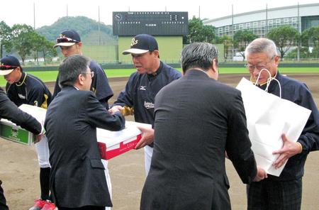 関係者から記念品を贈呈されるオリックス・福良監督（中央）ら（撮影・中野裕美子）