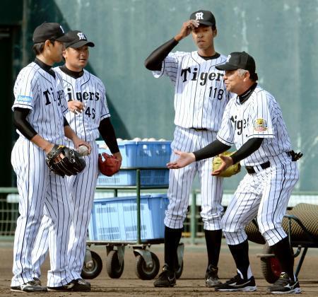 　投手陣を指導する阪神の掛布２軍監督（右端）＝鳴尾浜