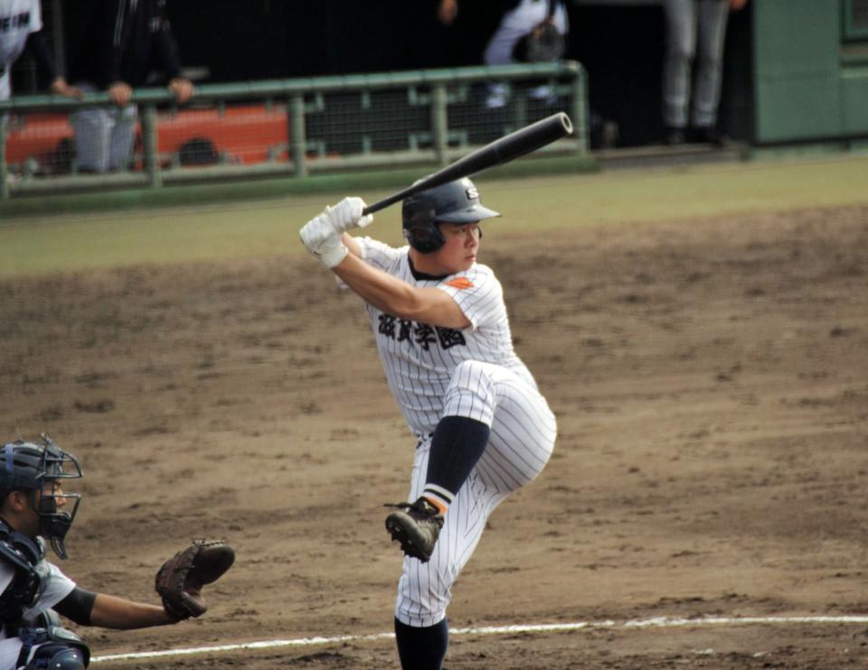　初回に同点適時打を放った滋賀学園・馬越
