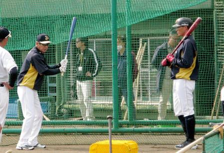 糸井（右）を指導する高橋打撃コーチ