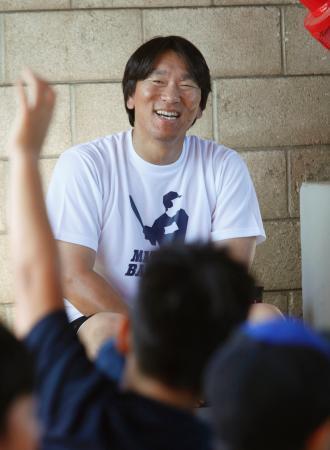　笑顔で子どもに野球の指導をする松井秀喜氏＝１日、ロサンゼルス近郊（共同）