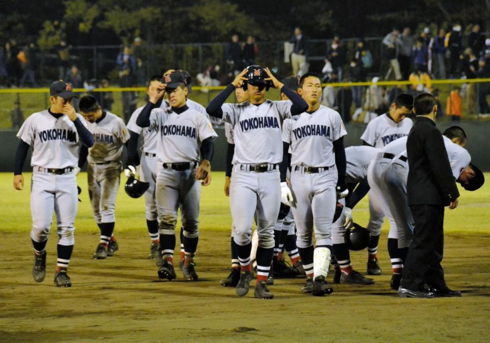 初戦で敗退し、肩を落として引き揚げる横浜ナイン