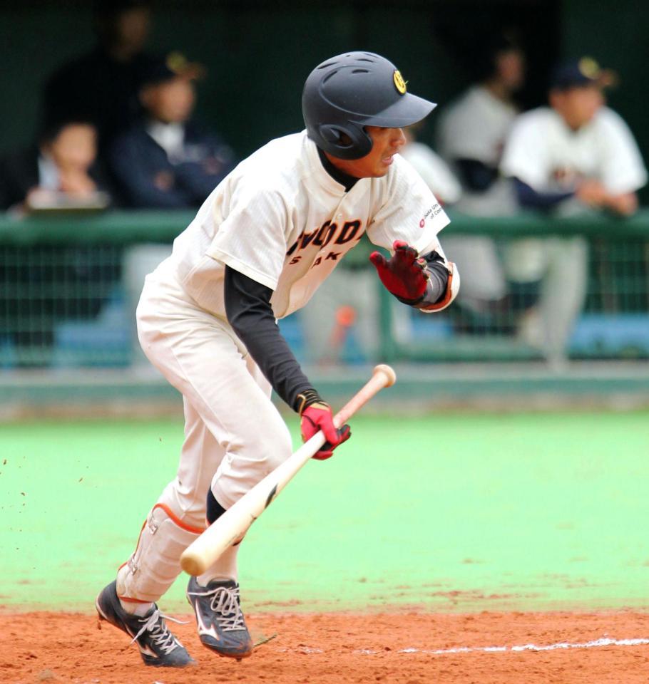 ８回、大商大・吉持亮汰が中前安打を放つ＝南港中央球場（撮影・保田叔久）