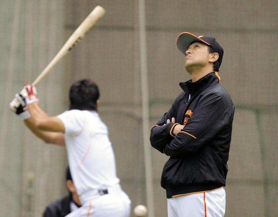 　練習中、腕組みをして思案顔の巨人・高橋由伸監督＝ジャイアンツ球場