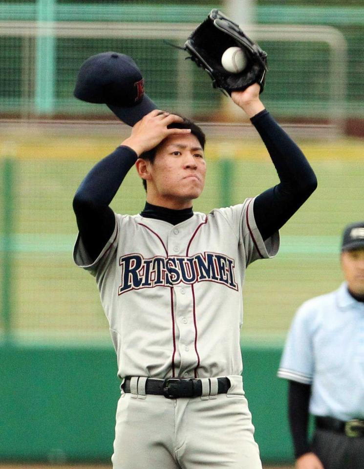 　１回、先制点を奪われ浮かない表情をみせる立命大・桜井（撮影・保田叔久）