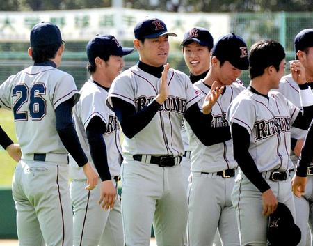 　明治神宮大会出場を決め、拍手しながら表情を緩める立命大・桜井（中央）