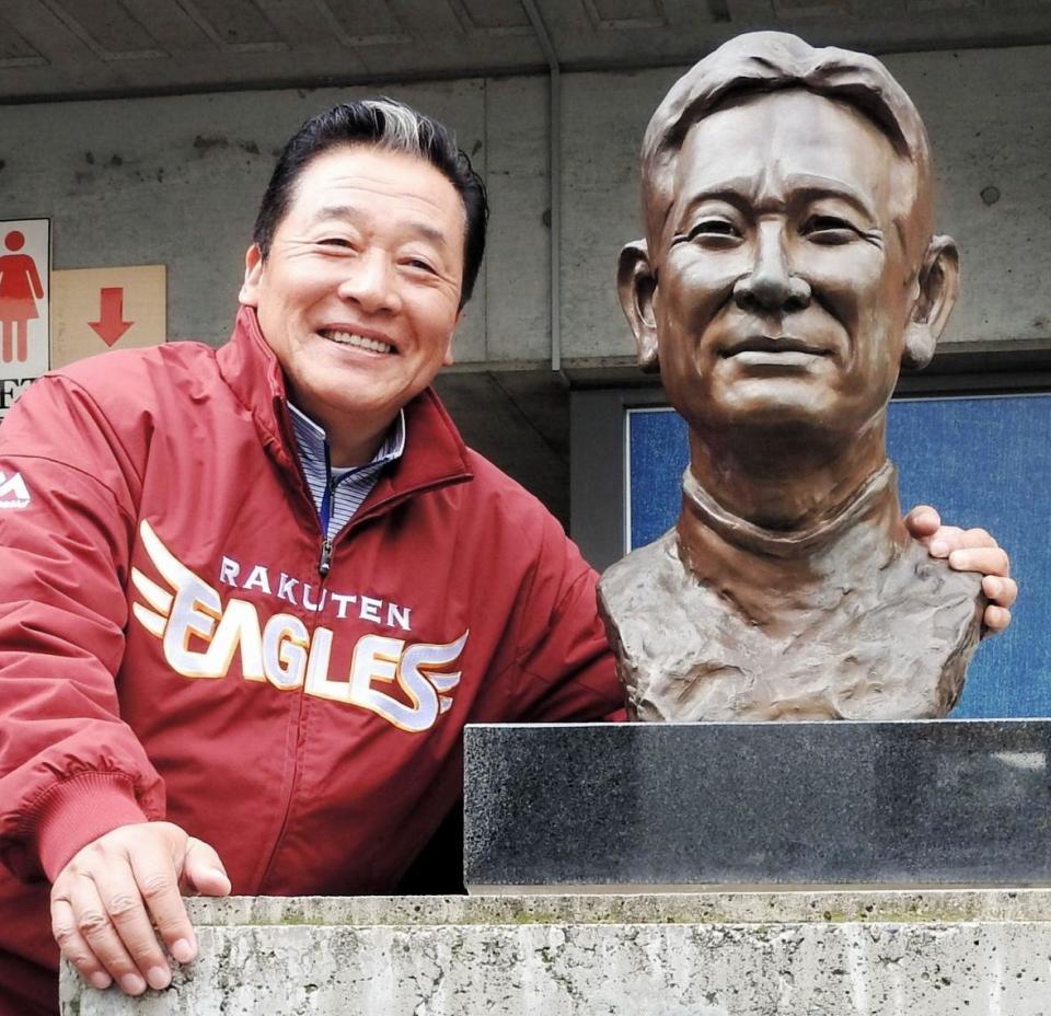 星野球団副会長の銅像と並び笑顔を見せる楽天・梨田監督＝倉敷市内
