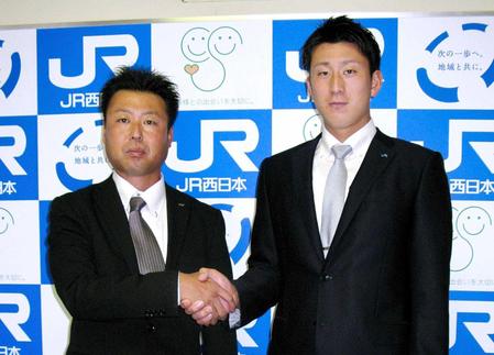 柳川スカウト（左）と握手するＪＲ西日本・杉本裕太郎（撮影・中野裕美子）　