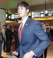 開幕戦が行われる札幌に降り立った大谷翔平＝新千歳空港（撮影・吉澤敬太）