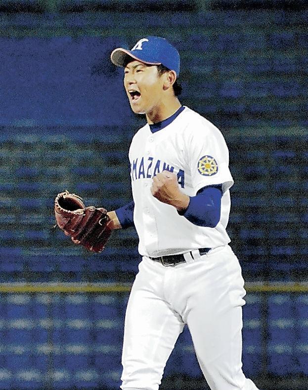 ３安打完封勝利を挙げた駒大・今永は雄たけびをあげてガッツポーズ