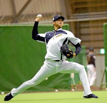 　ダイナミックなフォームで投げ込む大谷（撮影・吉澤敬太）