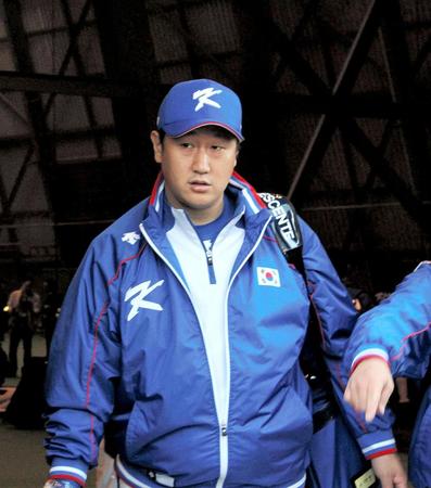 　練習を終え、チームバスへと乗り込む韓国代表・李大浩