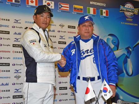 　日本代表の小久保監督と韓国代表の金寅植監督(右）が握手を交わす