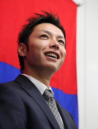 　減額の９８００万円で契約更改し、記者会見する浅尾