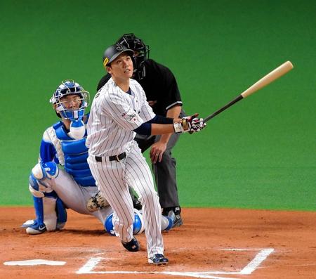 ６回日本１死、坂本勇人は左越えにソロを放つ＝札幌ドーム（撮影・吉澤敬太）