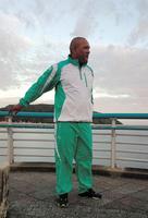 早朝散歩の折り返し地点で、小休止するＤｅＮＡのラミレス監督