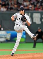 ５回のピンチで力投する日本・大谷翔平＝札幌ドーム（撮影・園田高夫）