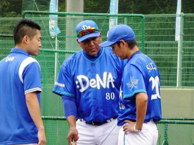 　ＤｅＮＡのラミレス監督（中）は打撃投手を追えた須田（右）にアドバイス