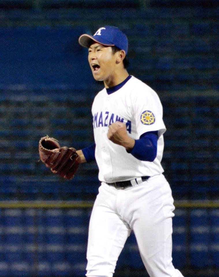 　３安打完封勝利を挙げた駒大・今永は雄たけびをあげてガッツポーズ