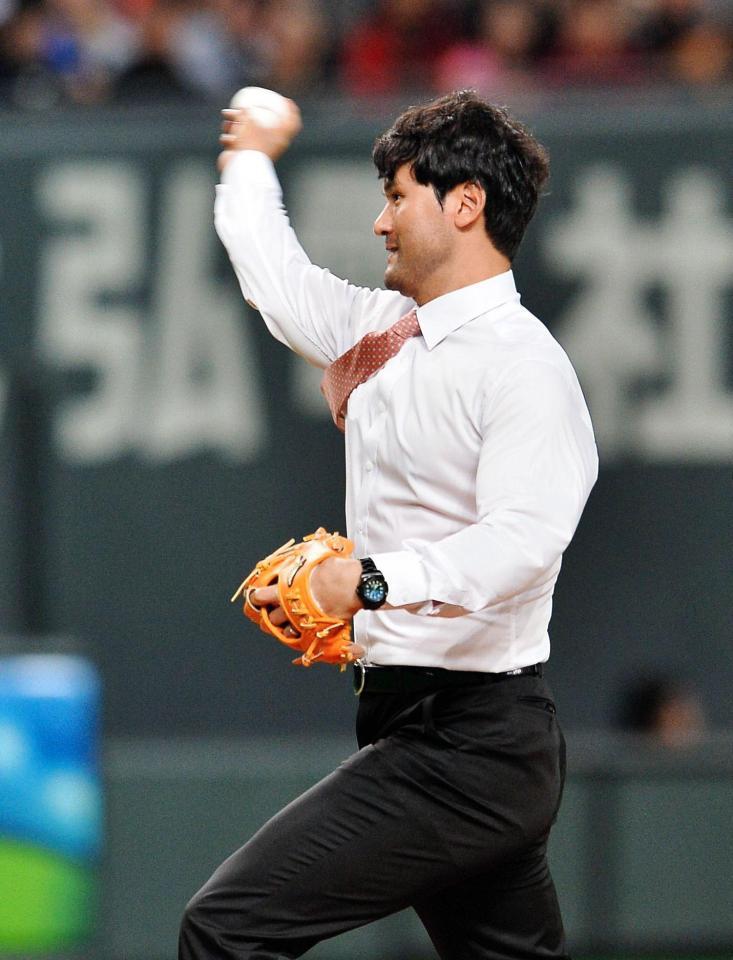 朴賛浩氏が始球式でストライク投球 野球 デイリースポーツ Online