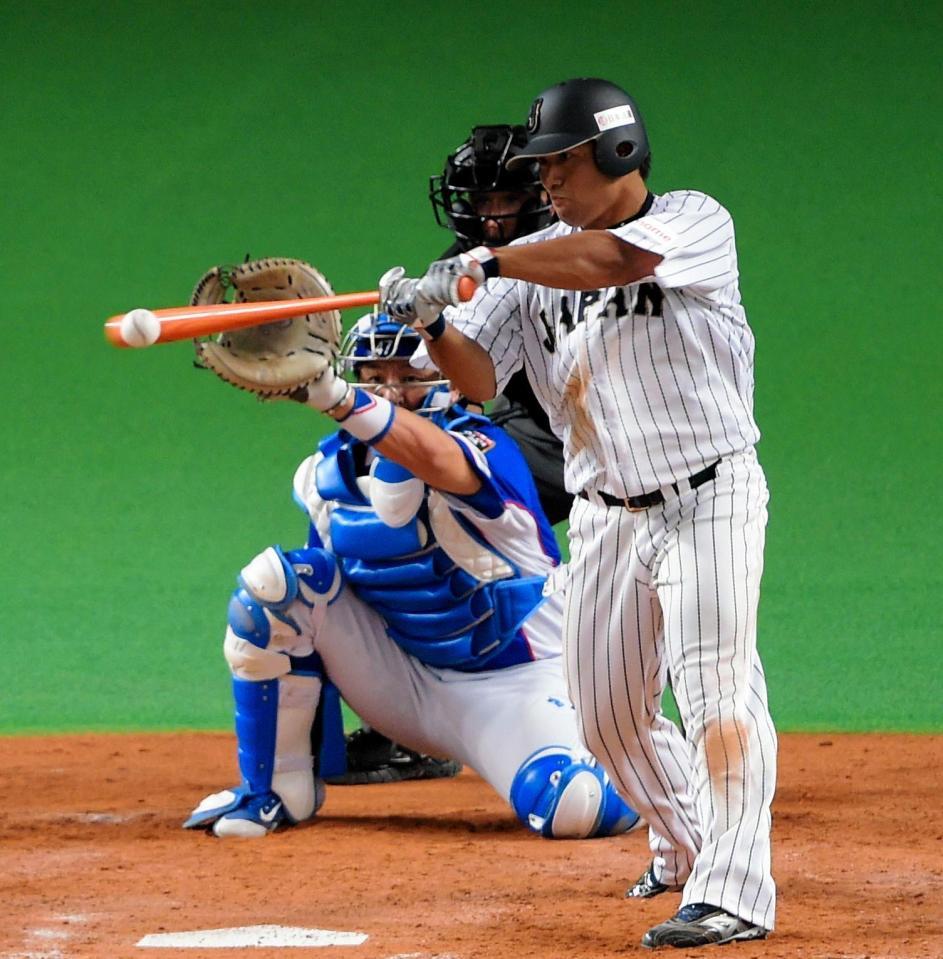 ５回日本２死一、二塁、平田良介は右前に適時打を放つ＝札幌ドーム（撮影・吉澤敬太）