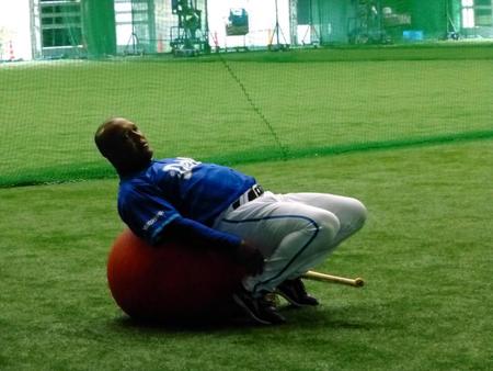 練習前にバランスボールを使ってストレッチするＤｅＮＡのラミレス監督