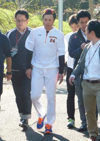 　報道陣とともに球場に向かう、プロ野球巨人の高橋監督＝１０日午前、宮崎市