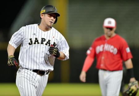 ２回、中田は左越えに勝ち越し２ランを放ち、本塁へ向かう＝台北市立天母棒球場（撮影・西岡正）
