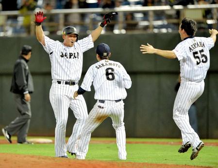 ９回、中田（左）はサヨナラ打を放ち、ナインと笑顔で喜ぶ（撮影・西岡正）