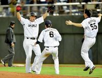 ９回、中田（左）はサヨナラ打を放ち、ナインと笑顔で喜ぶ（撮影・西岡正）