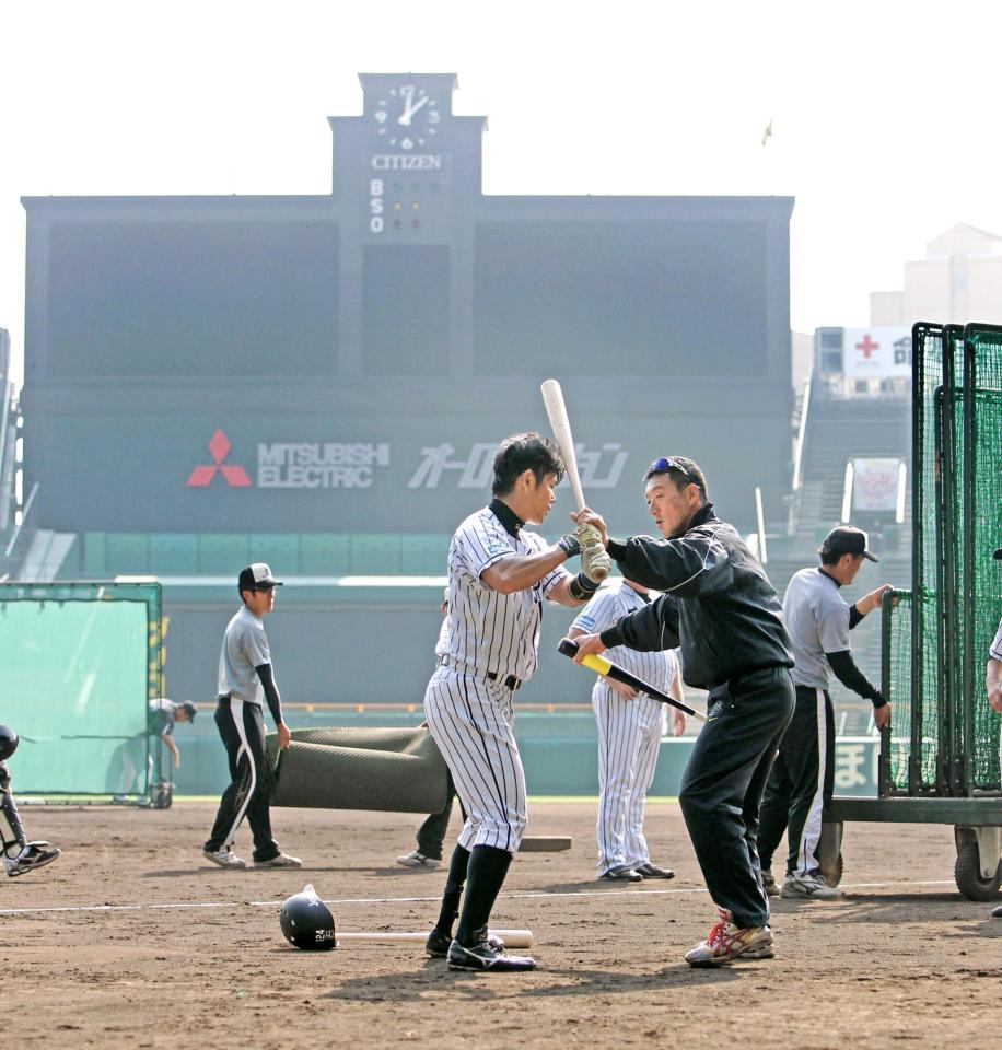 　練習終了後に原口（左）を直接指導する金本監督（撮影・保田叔久）