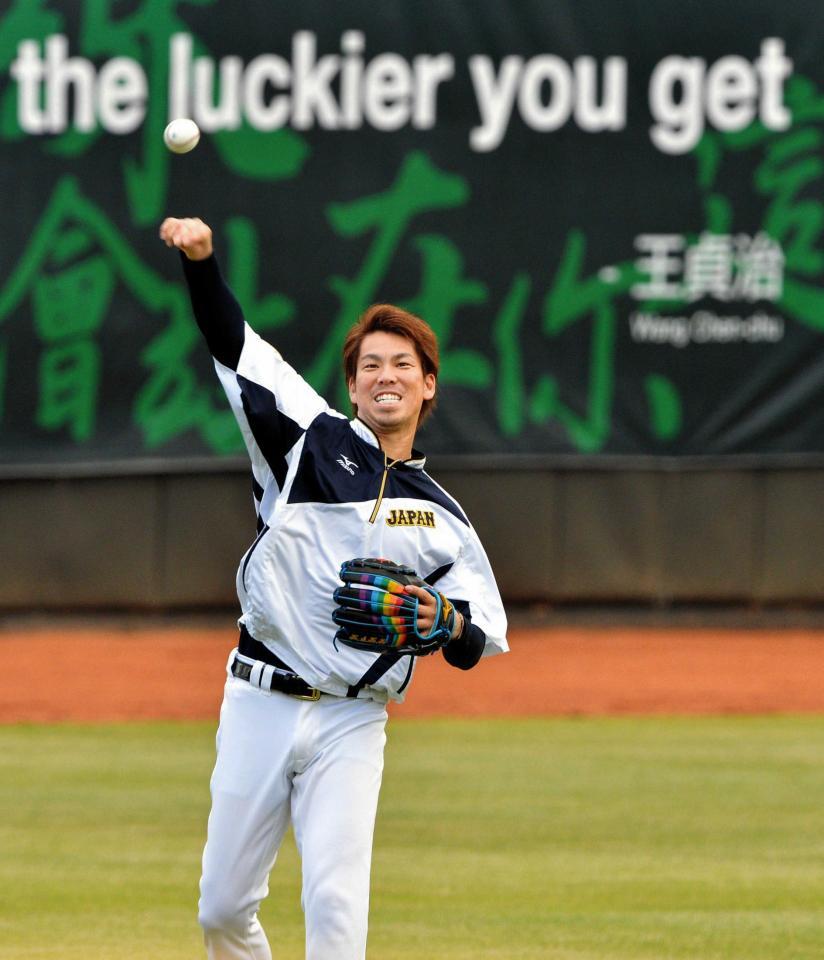 　外野に張られたソフトバンク・王球団会長のメッセージを背にキャッチボールする前田（撮影・西岡正）