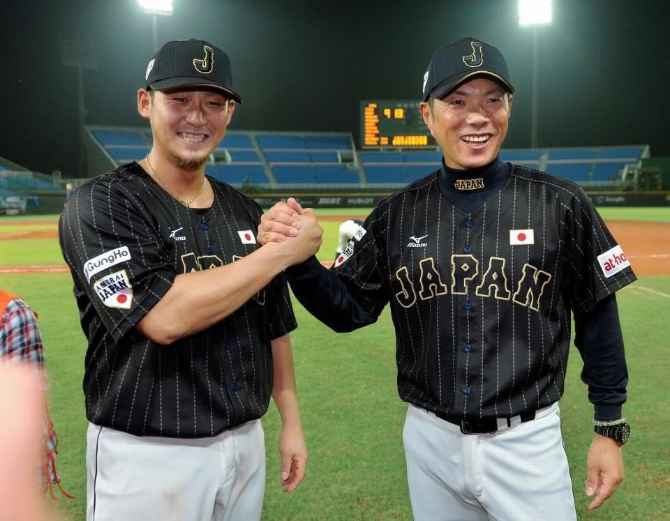 ドミニカに勝利し、小久保裕紀監督とガッチリ握手する日本・中田翔（左）＝台湾・桃園国際棒球場（撮影・西岡正）