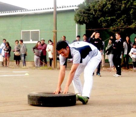 　タイヤを懸命に引くロッテ・田中＝鴨川市営球場