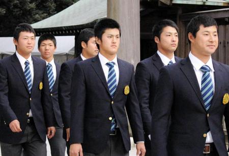 　明治神宮大会の開会式を前に、本殿に参拝する亜大・板山