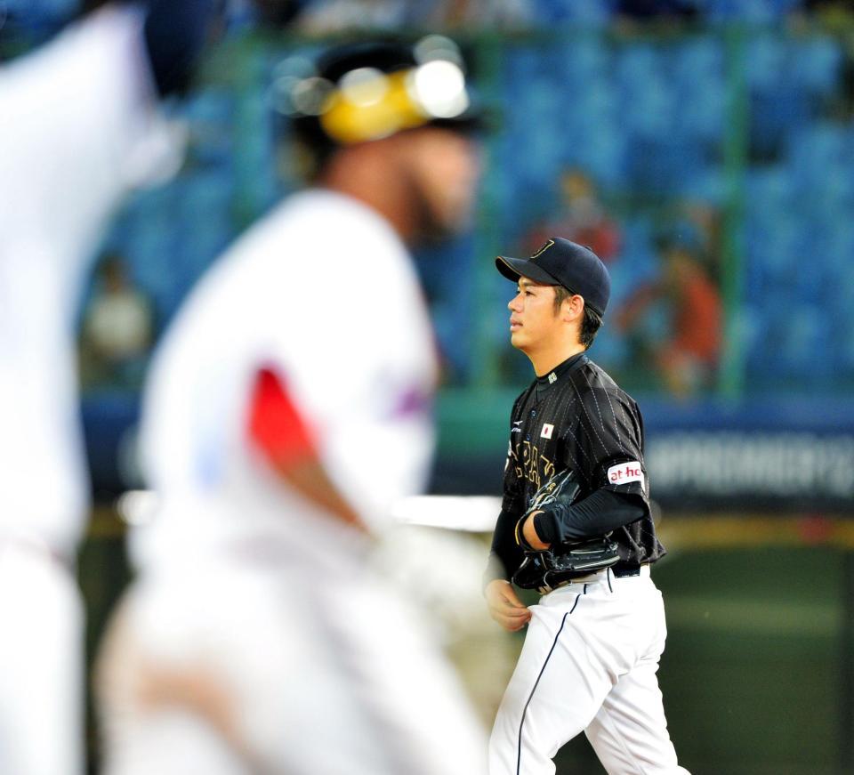 　７回、ロドリゲス（手前）に同点２ランを浴びた小川