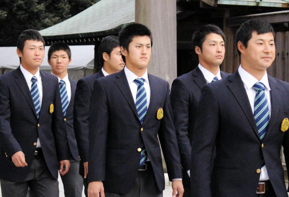 　明治神宮大会の開会式を前に、本殿に参拝する亜大・板山