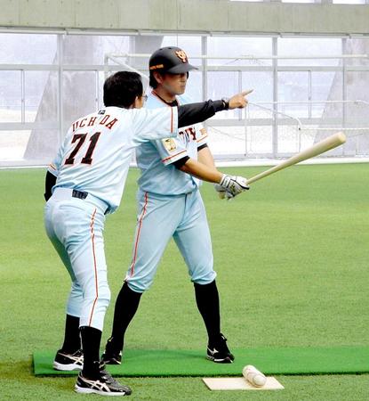 　内田コーチ（左）から打撃指導を受ける長野