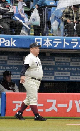 降りしきる雨の中、選手を出迎える大阪桐蔭・西谷監督