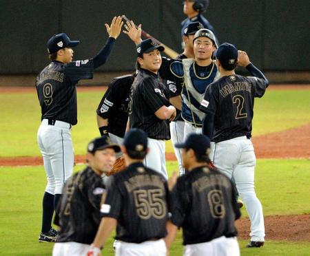 ４連勝で１位追加を決め、喜び合う日本ナイン＝台湾・桃園国際棒球場（撮影・西岡正）